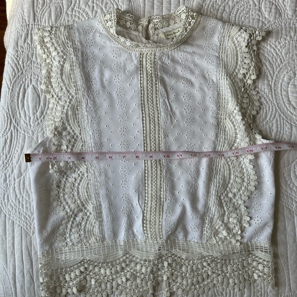 Sim & Sam . Very cute white top with a cream lace design. Size M. - Picture 10 of 14